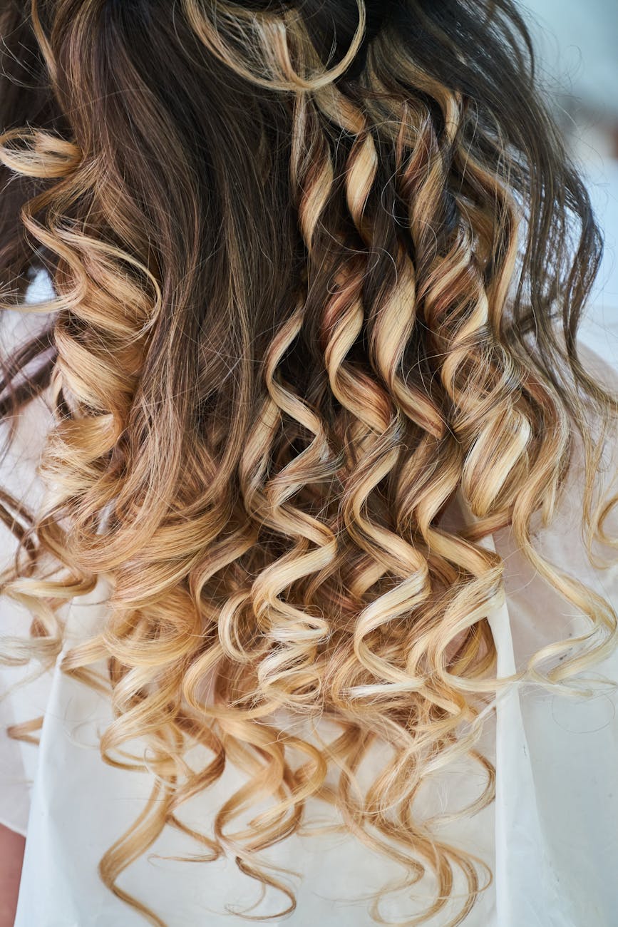 Elegante blonde Locken als Beispiel fuer professionelle Stylingarbeit